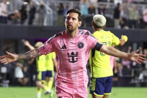 爱游戏-梅西回归赛场，突破纪录首场状态亮眼，中国队观众沸腾！的简单介绍